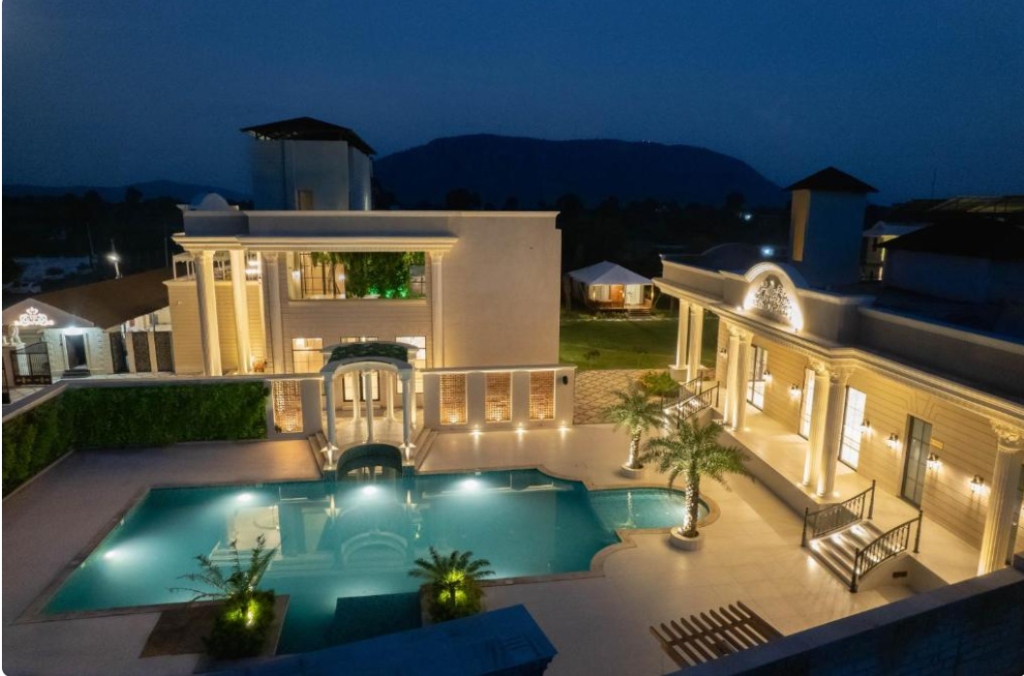 Pool & Hotel Night View